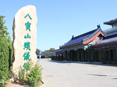 八宝山殡仪馆兰厅距离哪个门近?在主楼什么位置?
