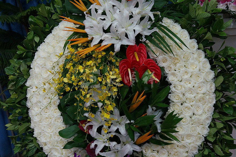 白玫瑰鲜花花圈 白玫瑰鲜花花圈