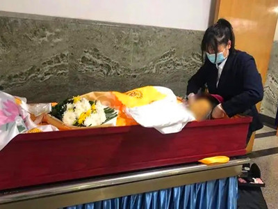 老人去逝怎么安排净身穿衣?临终衣服怎么准备?由谁做讲究?