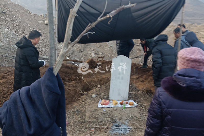 迁坟动土现场 迁坟动土现场