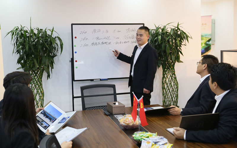 孙义豪与同事交流服务心得 孙义豪与同事交流服务心得