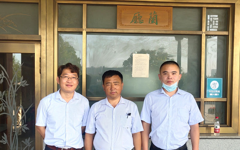 孙义豪与同事合影(图文无关) 孙义豪与同事合影(图文无关)