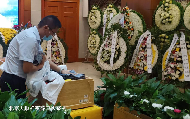 北京天顺祥白事管家王春阳在殡仪馆告别厅做服务中(与本文无关) 北京天顺祥白事管家王春阳在殡仪馆告别厅做服务中(与本文无关)