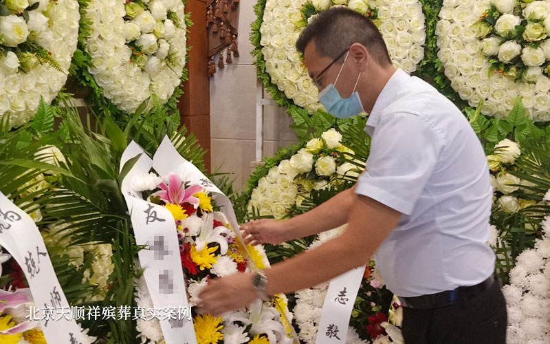 北京天顺祥白事管家王春阳在整理花篮挽联(与本文无关) 北京天顺祥白事管家王春阳在整理花篮挽联(与本文无关)